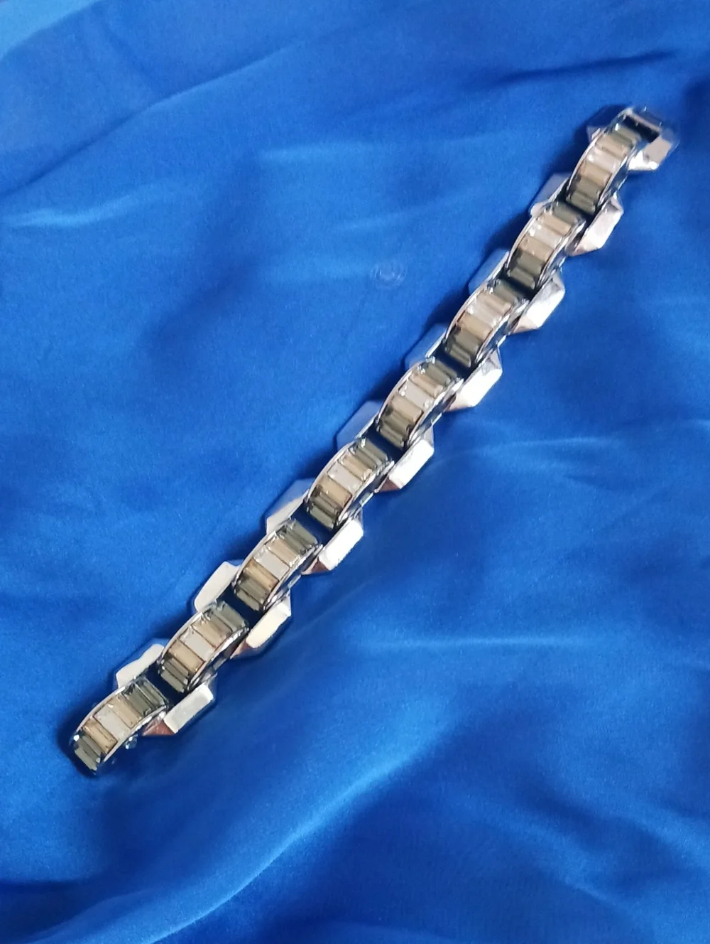 JUDITH LEIBER SILVER TONE W CRYSTALS BRACELET.